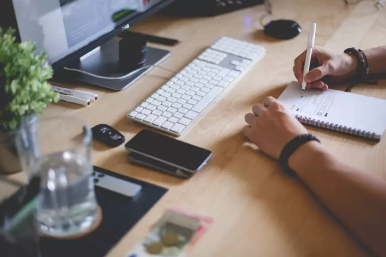 designer-working-on-website